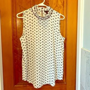 Nice Ann Taylor mock-neck top/shell. Size medium.